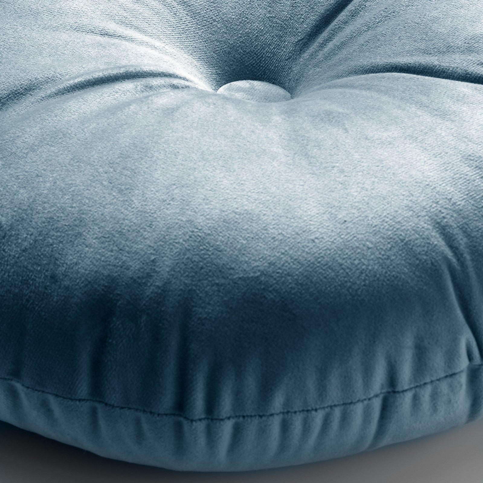 Blauw rond sierkussen met zichtbaar plooien en middenknop