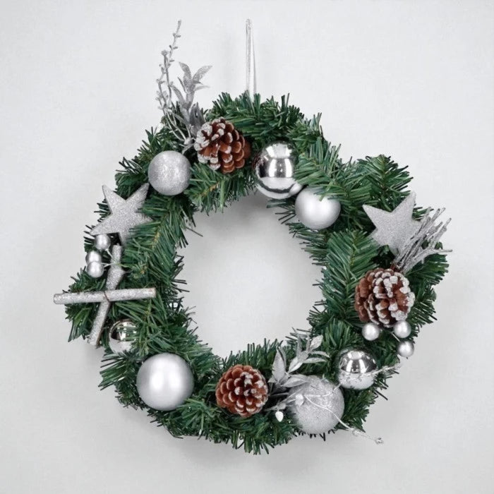 Kerstkrans ø30 cm met groene dennentakken, zilveren ballen en dennenappels