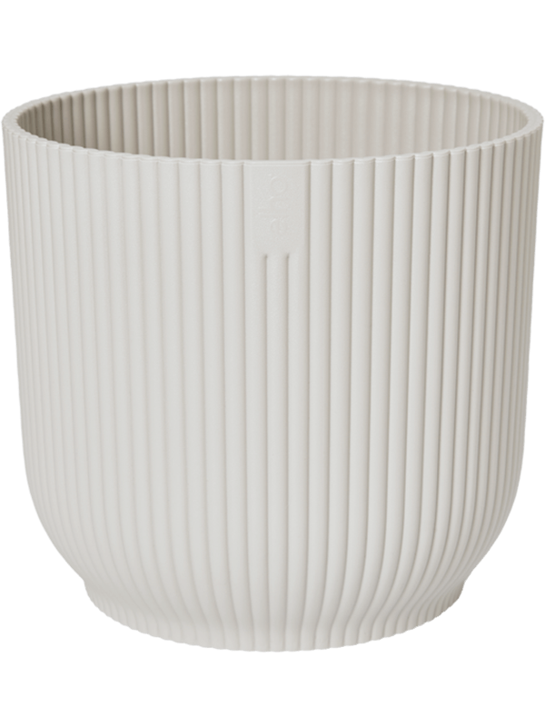 Witte ronde plantenpot met verticale ribbels en opstaande rand