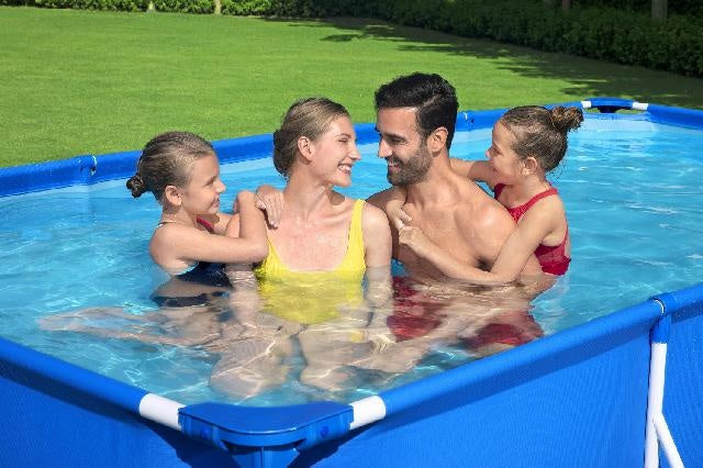 Blauw Bestway zwembad met water en metalen frame, kinderen in het water