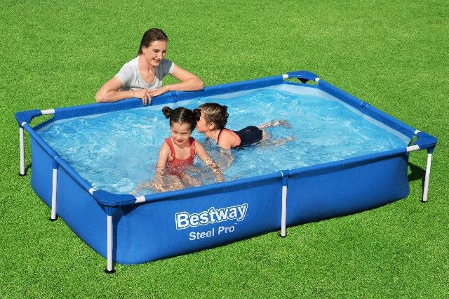 Blauw Bestway Steel Pro opzetzwembad met kinderen in het water en metalen poten