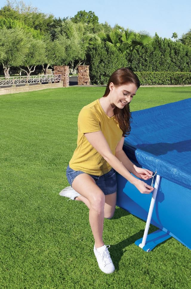 Blauw zwembadafdekzeil met zijpanelen en opstaande framebuizen