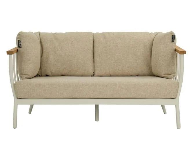 Beige loungebank met houten armleuningen en rechte poten