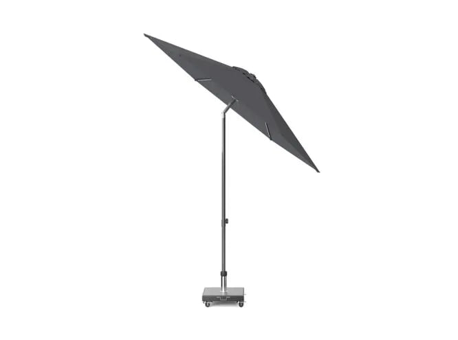 Antraciet parasol met ronde doek op centrale paal, schuin opengeklapt