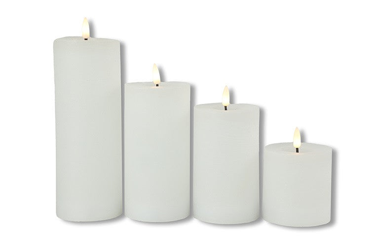 Set van vier witte LED-stompkaarsen van verschillende hoogte