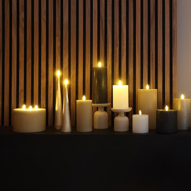 Meerdere LED-stompkaarsen met warm licht in verschillende maten