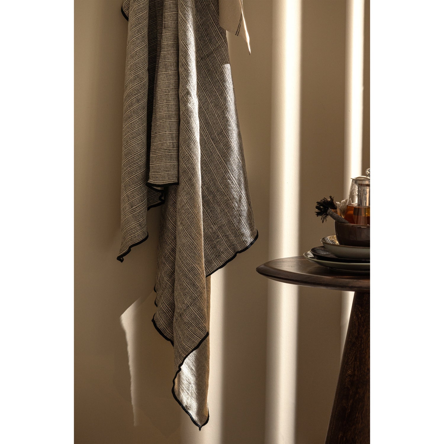 UNIQUE PLAID MET STREEP ZWART/WIT 130X170 CM