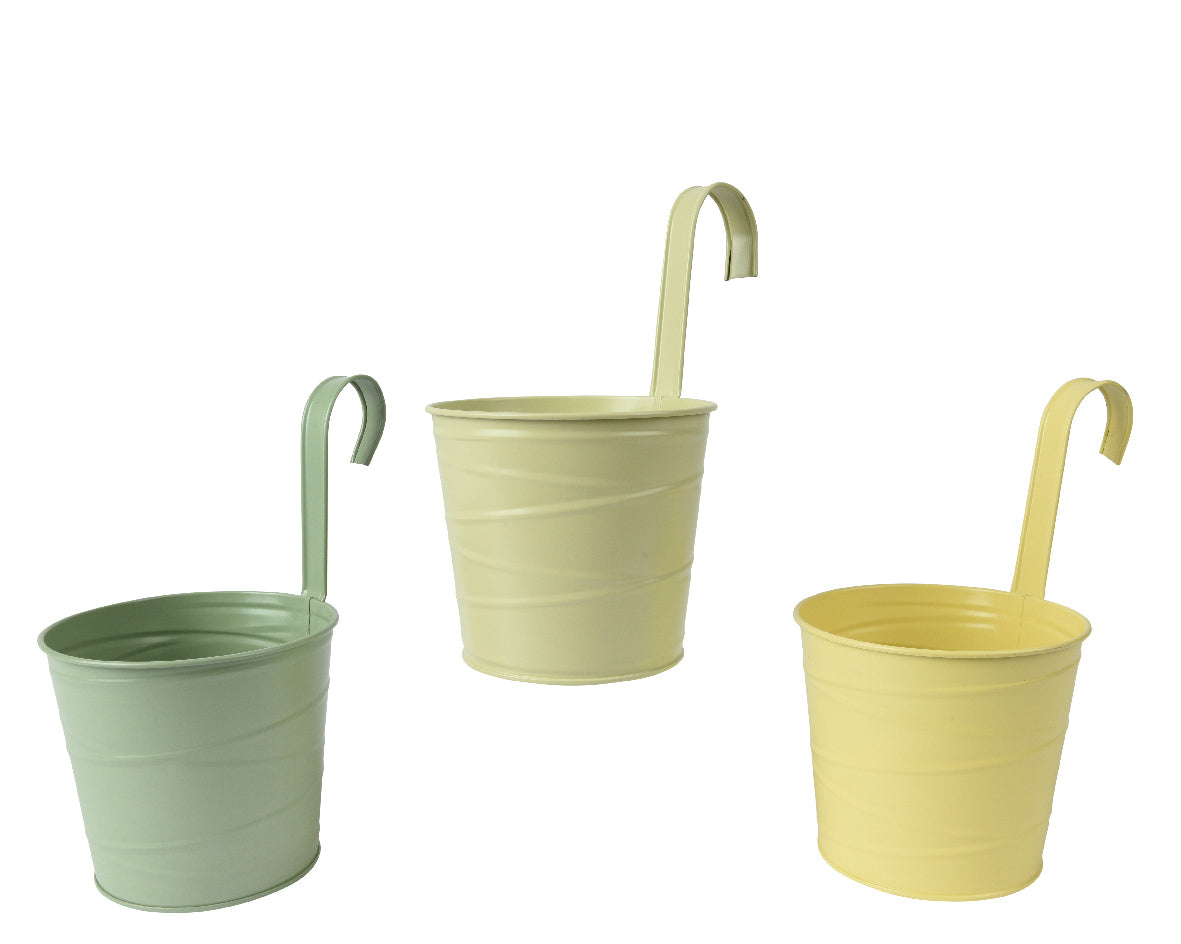 Assortiment zinken plantenbakken buiten: mint, lichtgroen en geel met handgrepen