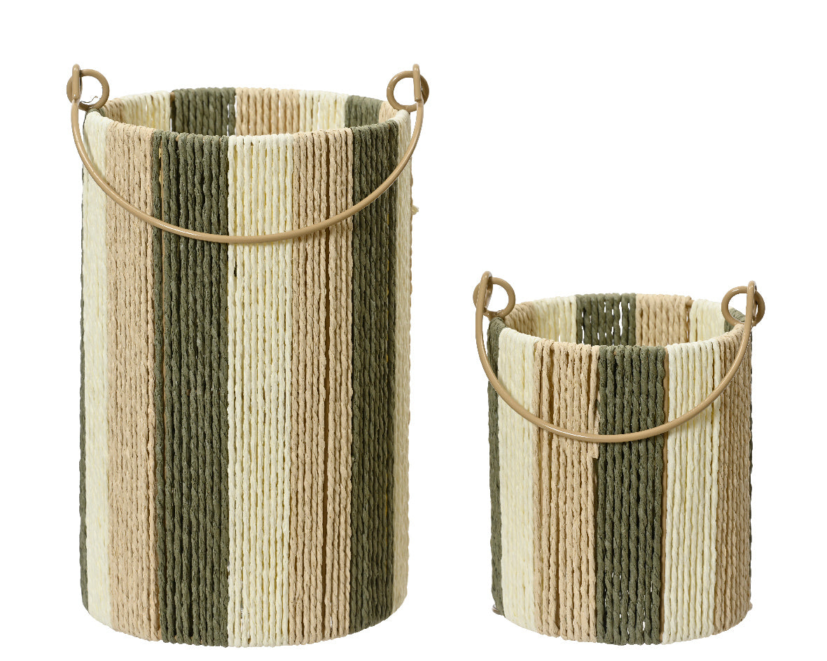 Windlicht van gevlochten papiertouw met twee hengsels en groen‑witte verticale strepen