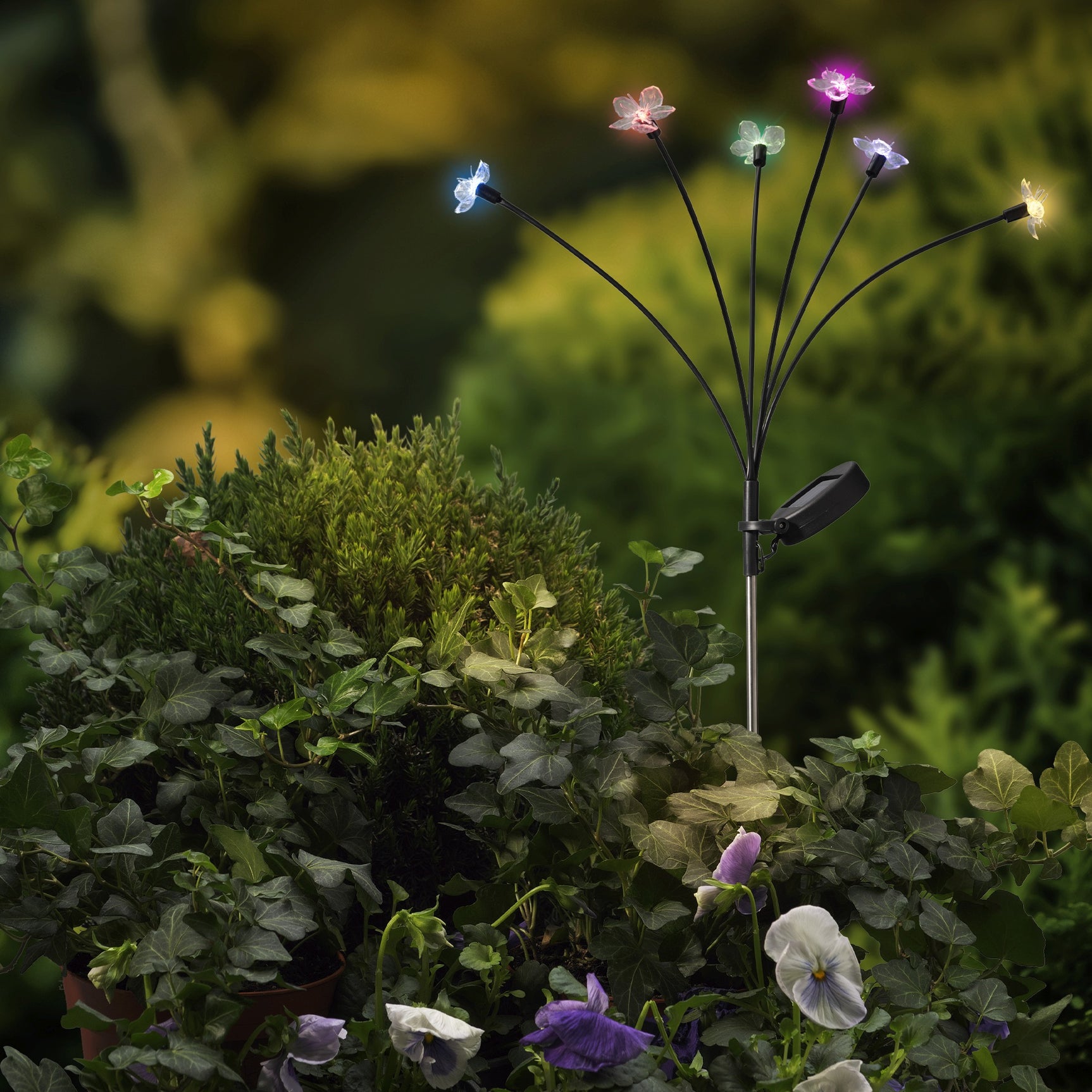 Solar tuinprikker op hoge planten met felgekleurde LED-bloemen