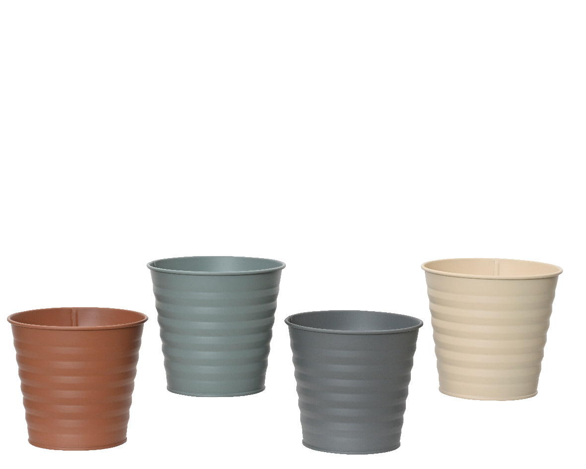 Assortiment zinken plantenpotten binnen en buiten, vier kleuren: roest, groen, grijs, beige.