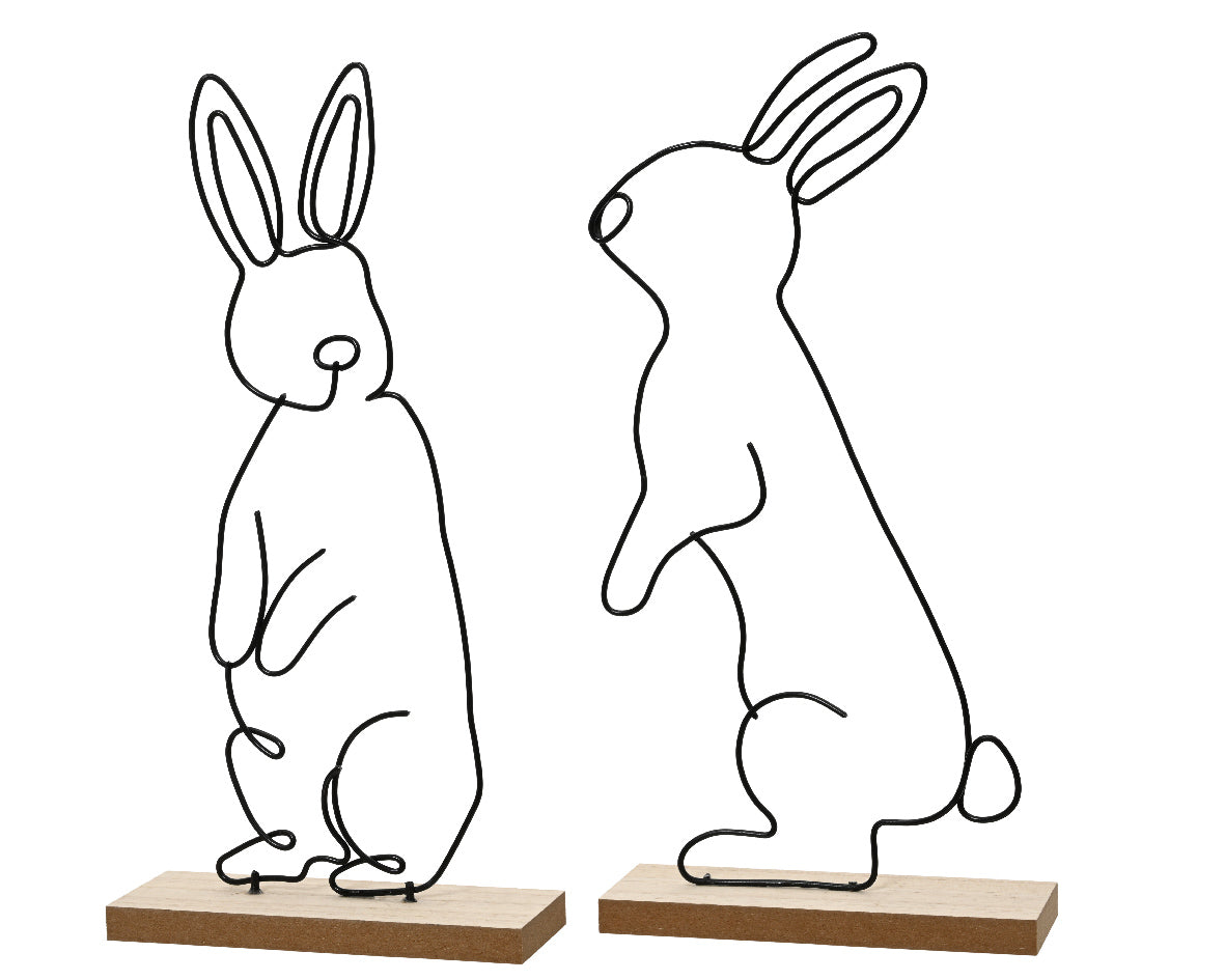 Twee metalen konijnenfiguren op houten voetjes, staand en gedetailleerd