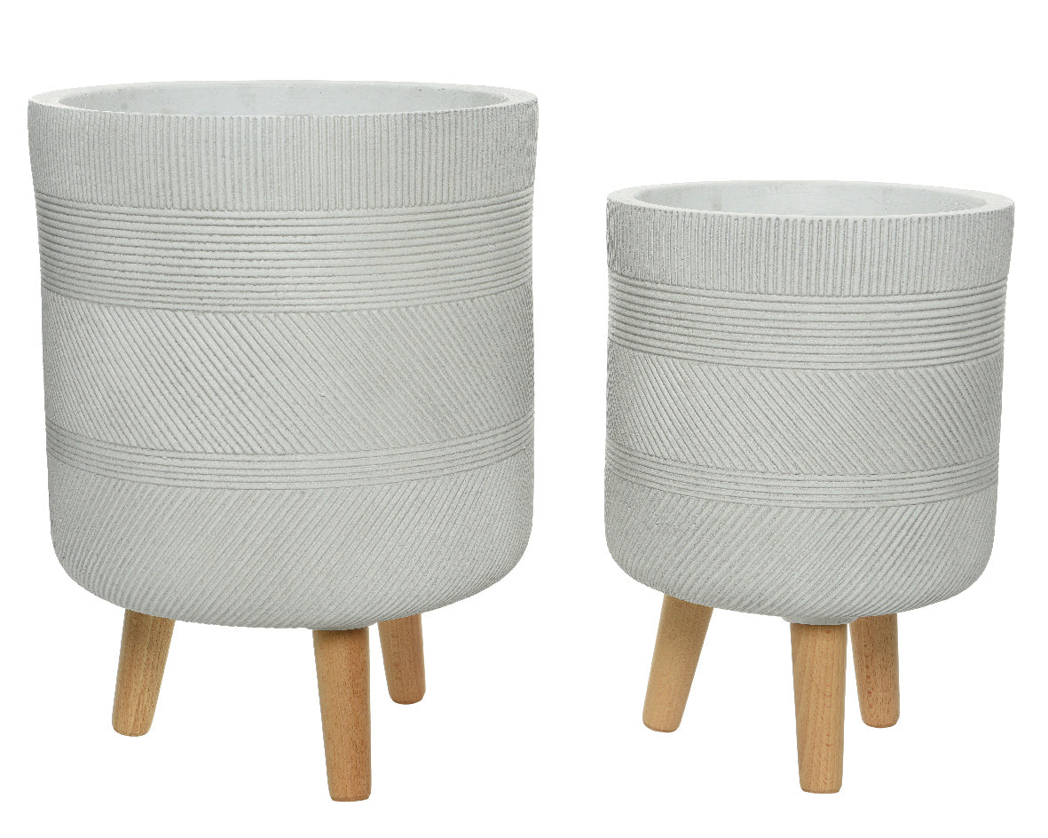 Ronde plantenbak, lichtgrijze fibreclay met horizontale strepen en houten pootjes