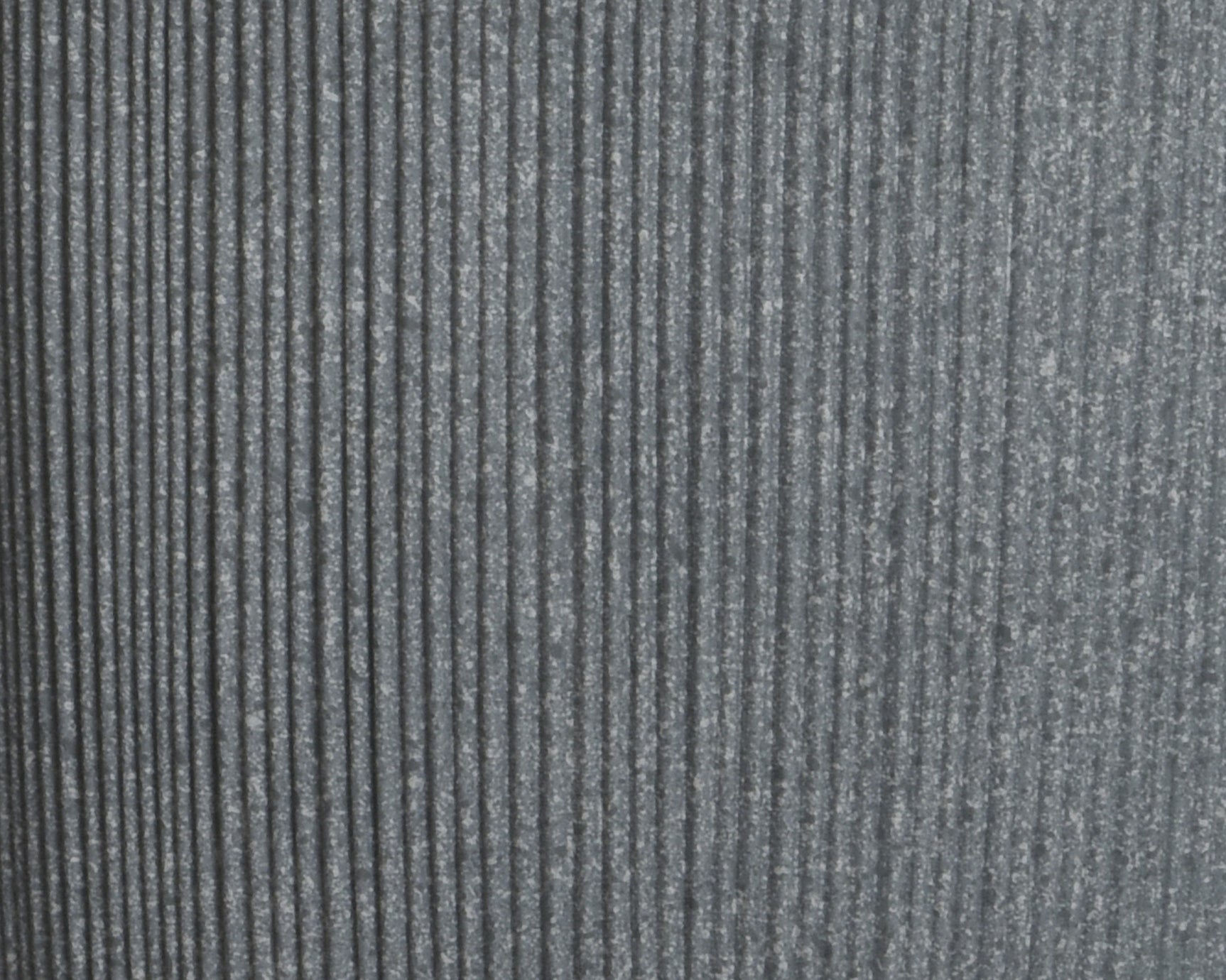 Close-up van grijze kunststof plantenbak met fijn geribbelde textuur