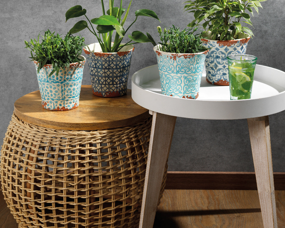 Terracotta plantenpotten met blauw/turquoise patroon en rood randdetail, meerdere stuks