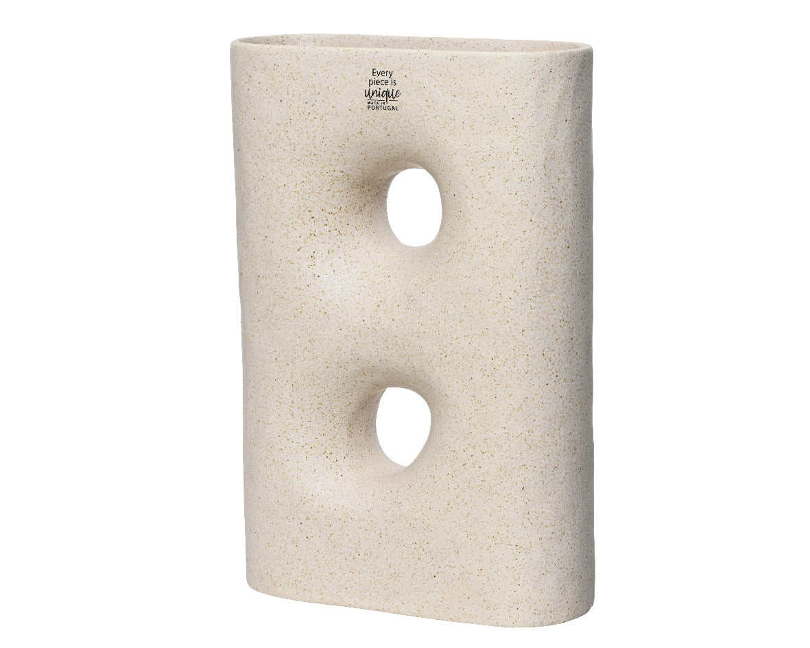 Beige keramieken vaas met twee ovale uitsparingen