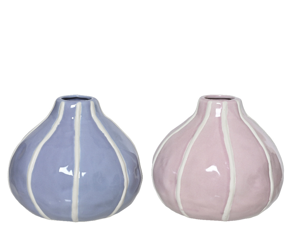 Assortiment porseleinen vazen: blauwe en roze vaas met witte verticale rand
