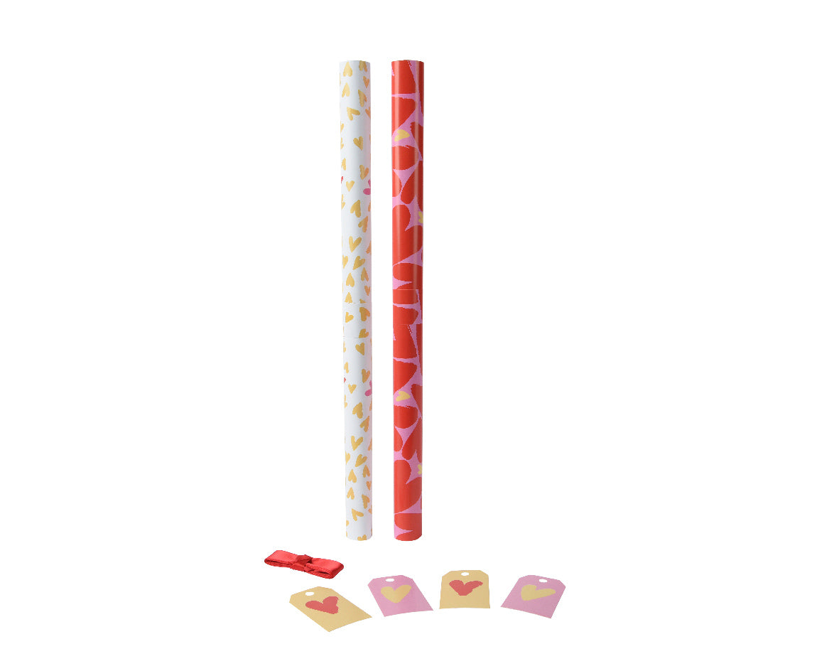 Inpakpapierrol met rood-wit patronen en losse stukjes cadeaupapier