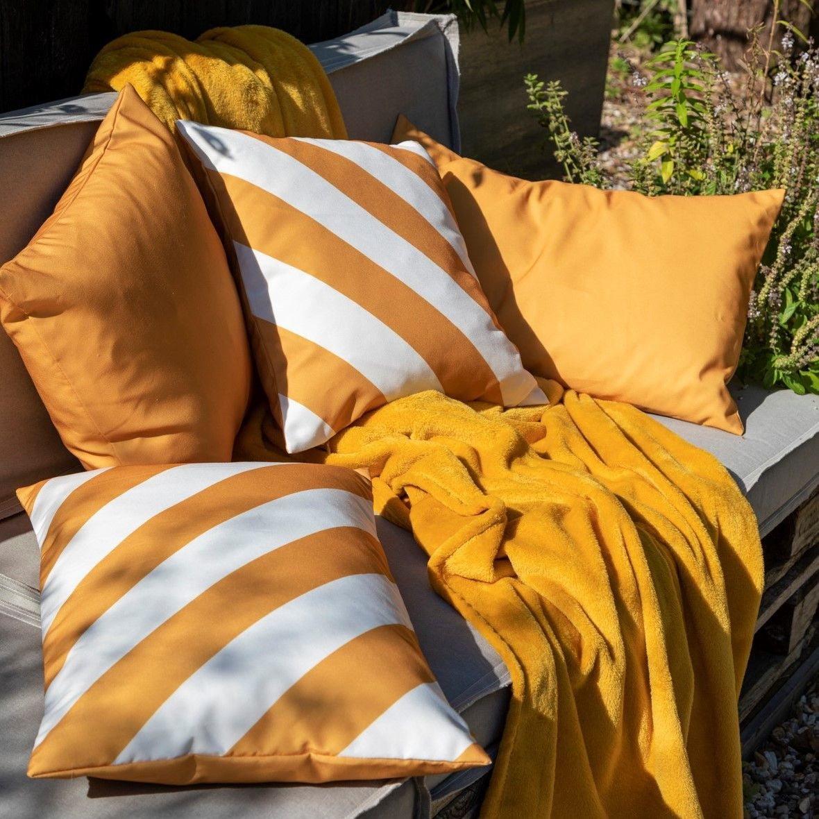 Dutch Decor - Sierkussen Santorini outdoor Golden Glow 45x45 cm