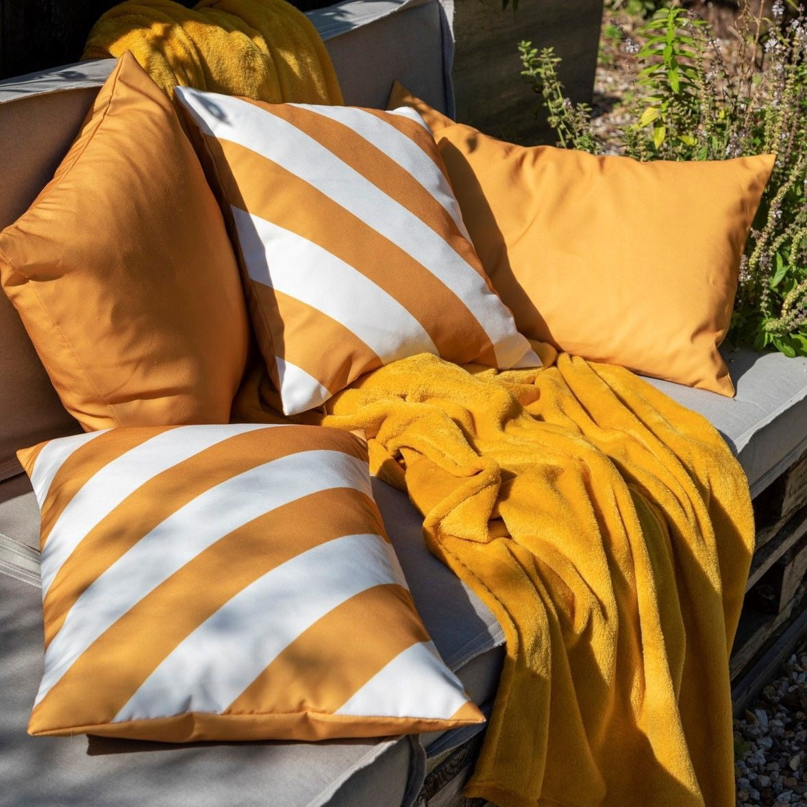 Dutch Decor - Sierkussen Sanzeno outdoor Golden Glow 45x45 cm