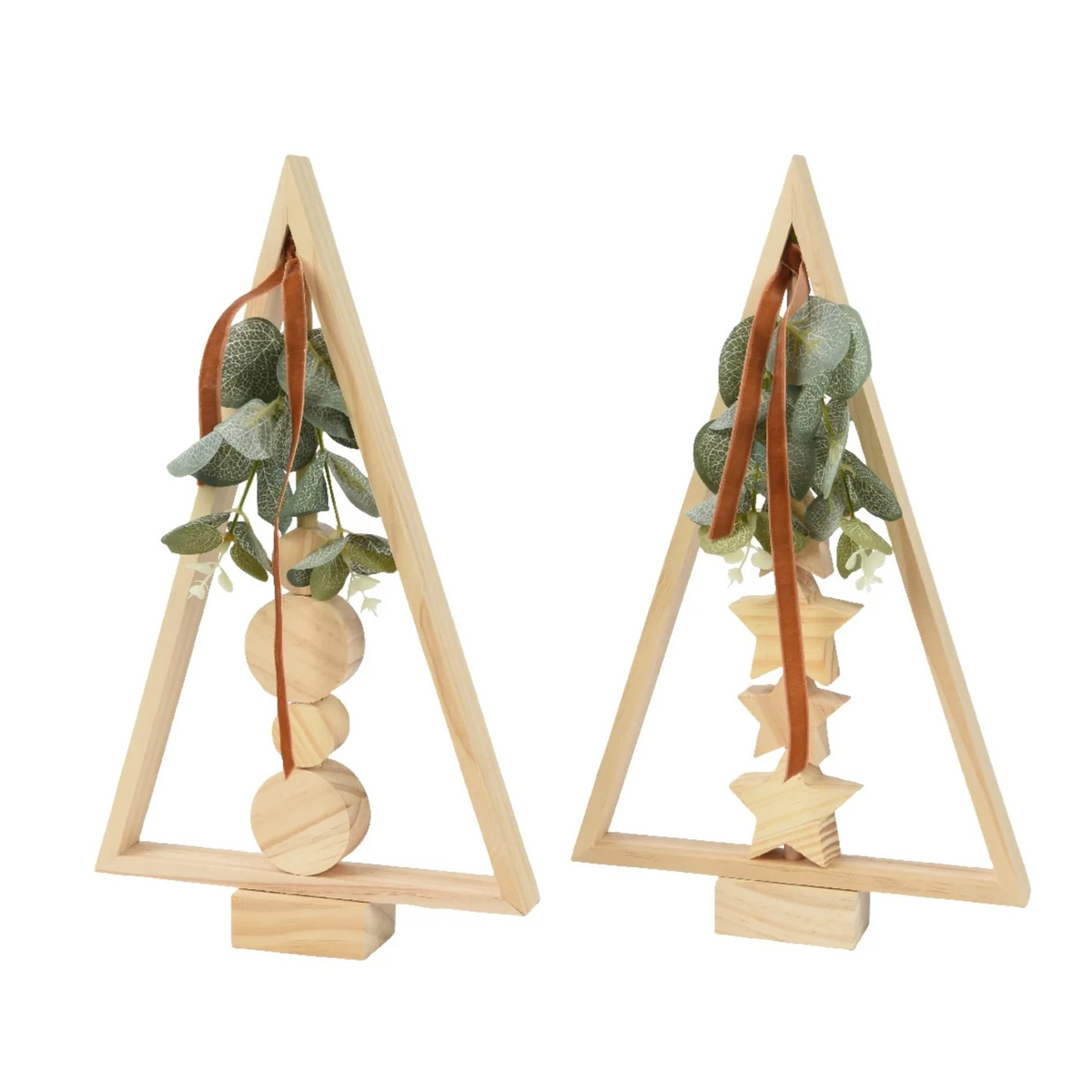 Houten kerstboom op voet met hangdecoratie in naturel hout en groene elementen