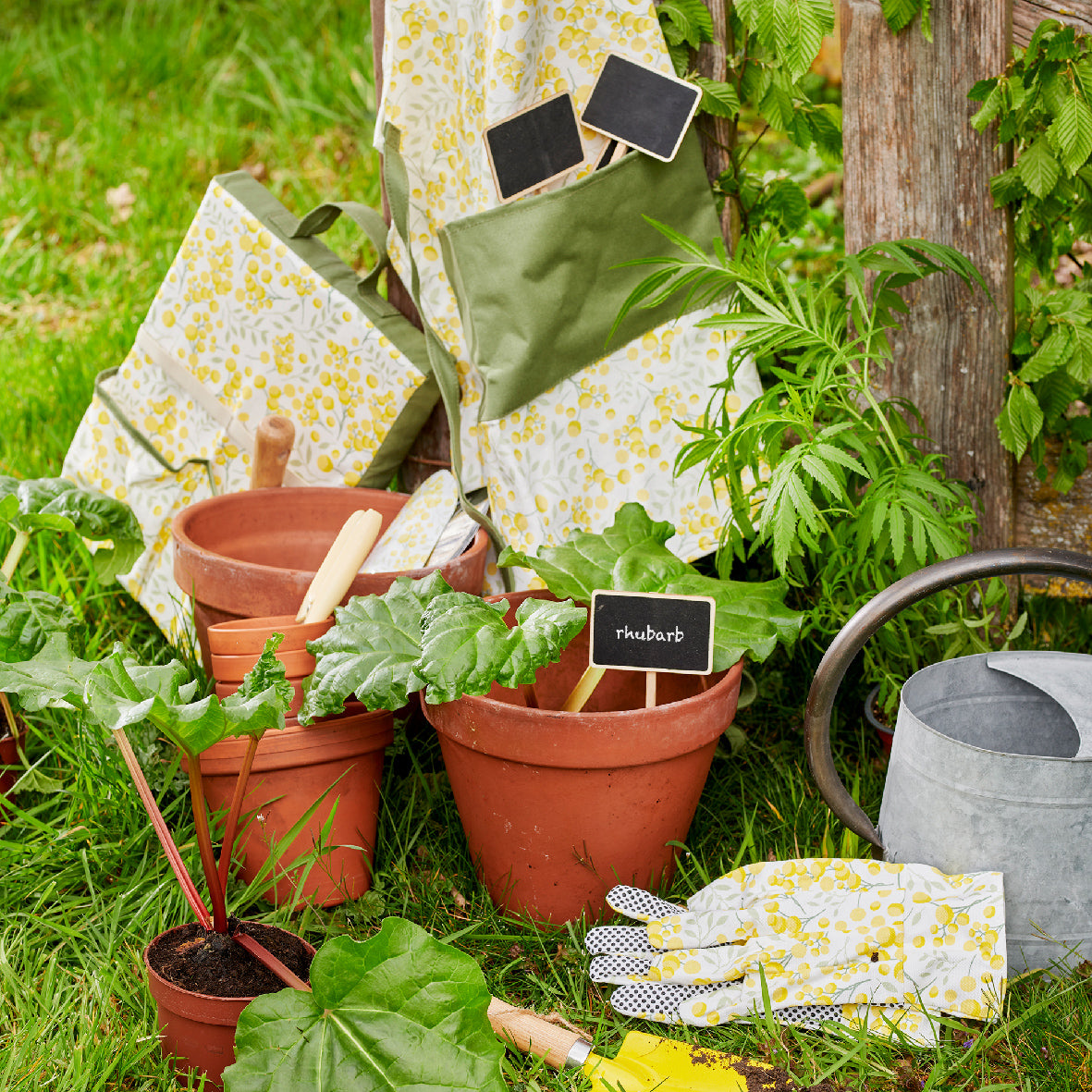 Canvas schort met gele bloemenprint, olijfgroene bies en grote voorzak
