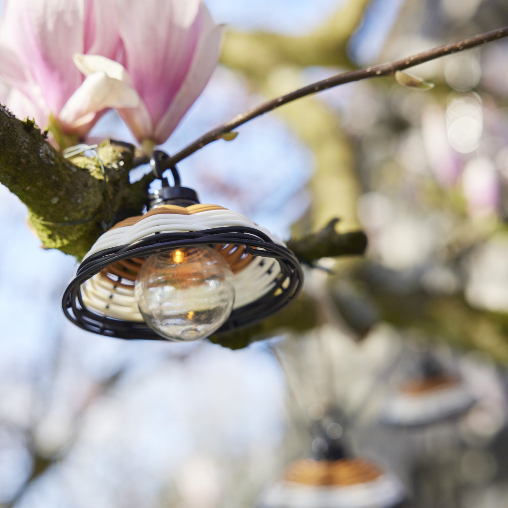 Solar partylamp met vlechtwerk lampenkap, verlichte glasbol en zwart frame