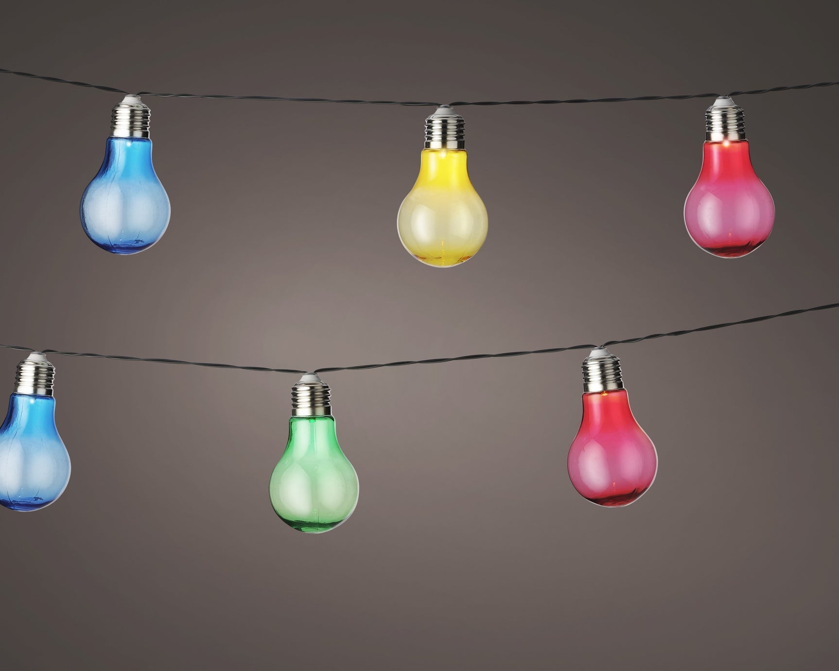 Zonne-energie lichtsnoer met blauwe, gele, roze en groene kunststof gloeilampjes