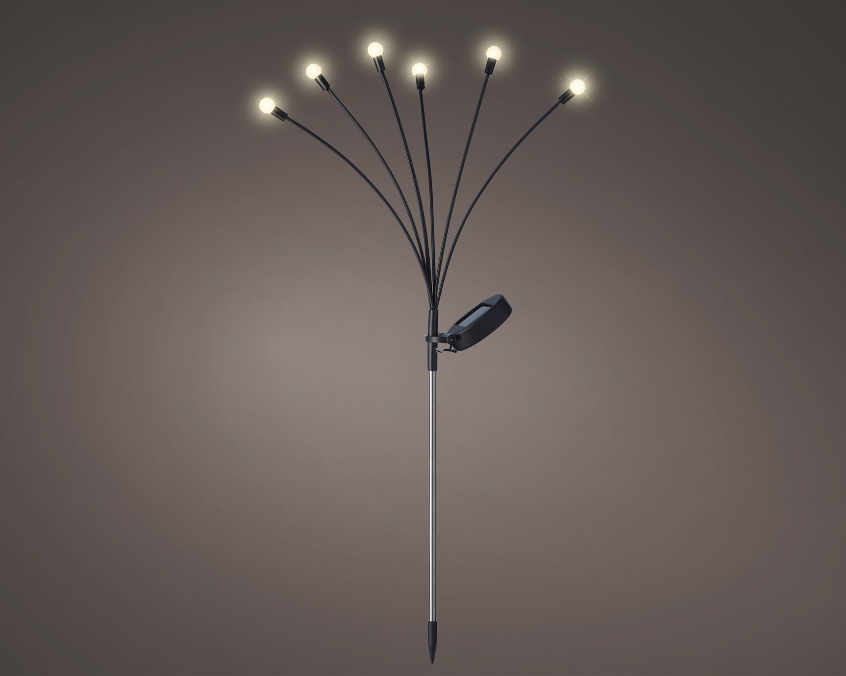 Zonne-energie priklamp met kunststof paal en acht brandende lampjes met zonnepaneel