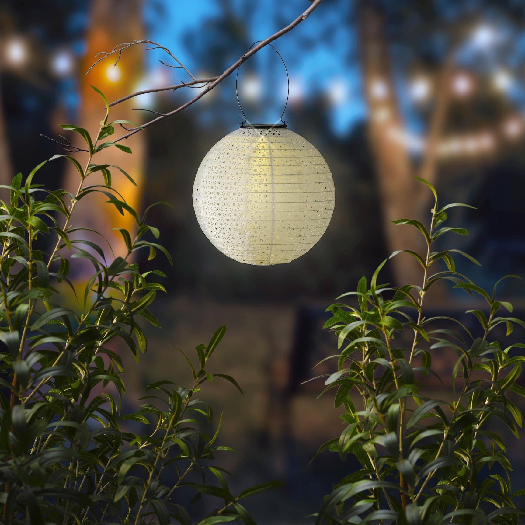 Zonne-lantaarn met ronde nylon bol, warm verlicht, hanglus bovenop.