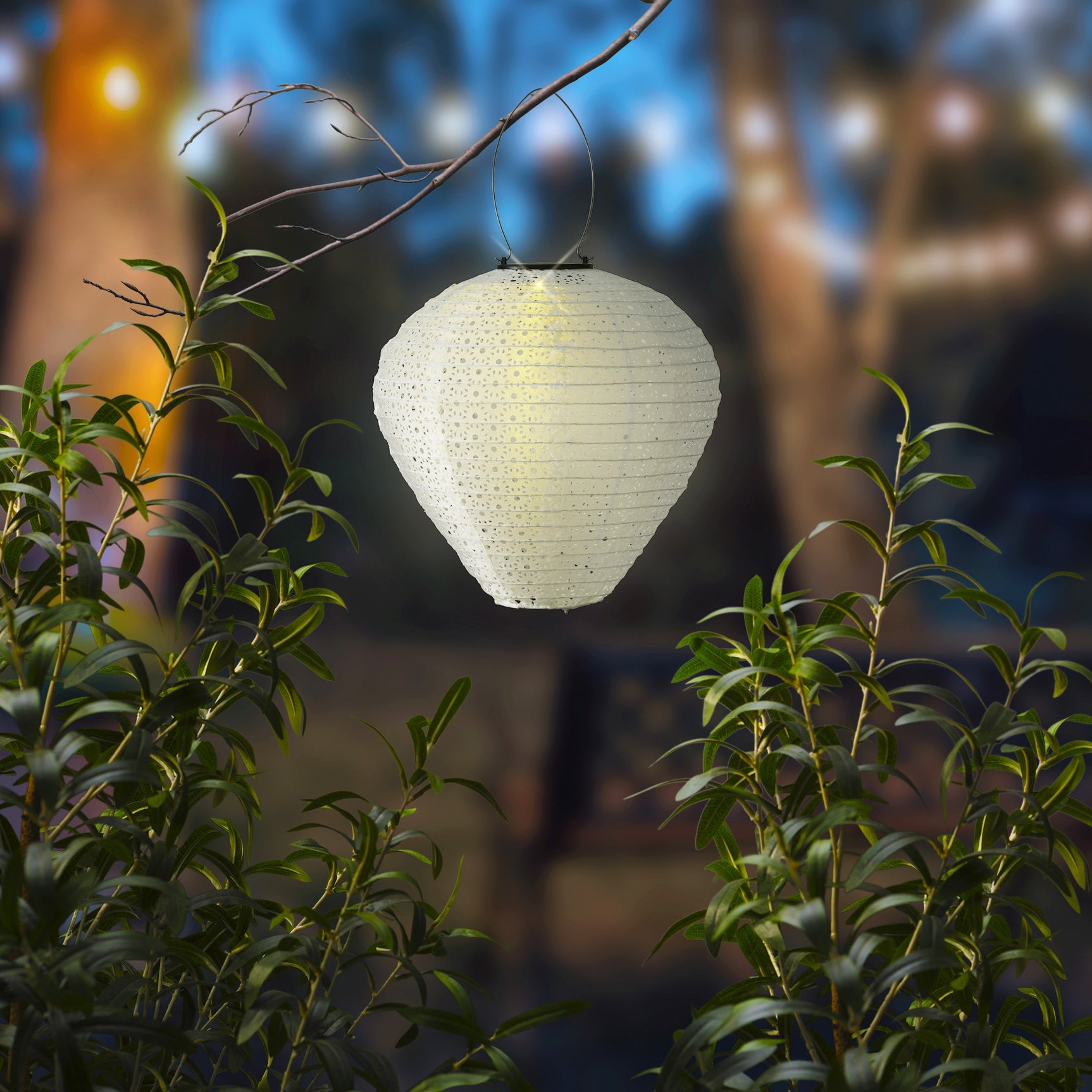 Solarlantaarn van nylon met druppelvormige kap, warm licht door openingen