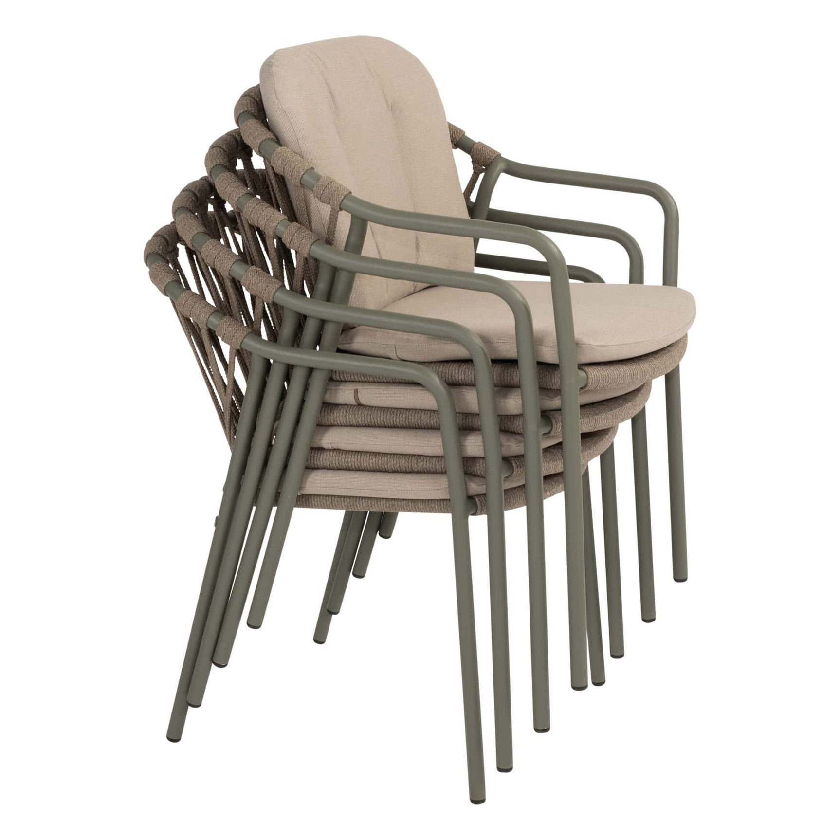 Stack van olijfgroene stapelbare diningstoelen met beige kussens en geweven rugbanden