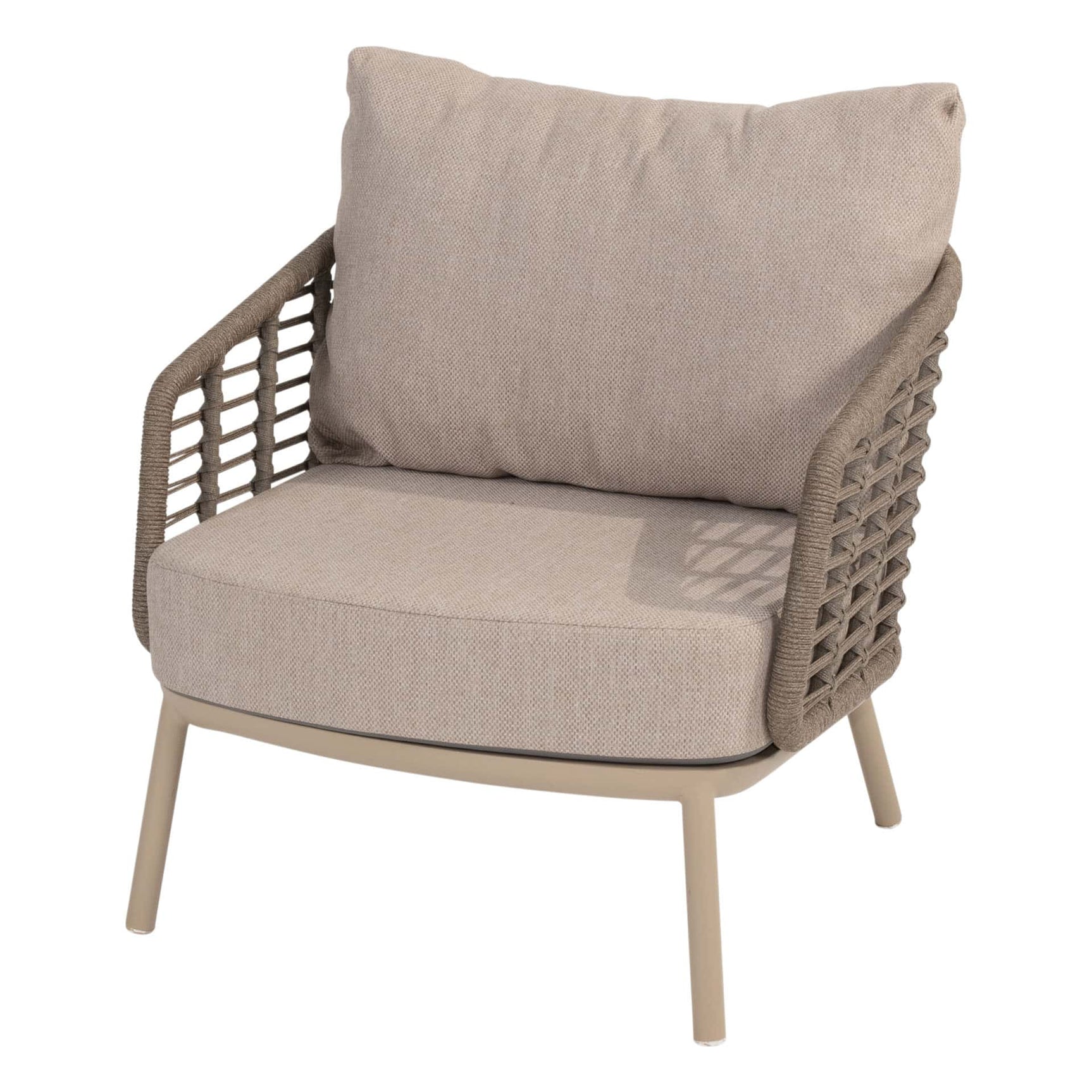 Beige lounge stoel met hoge rug, gevlochten frame en zitkussen