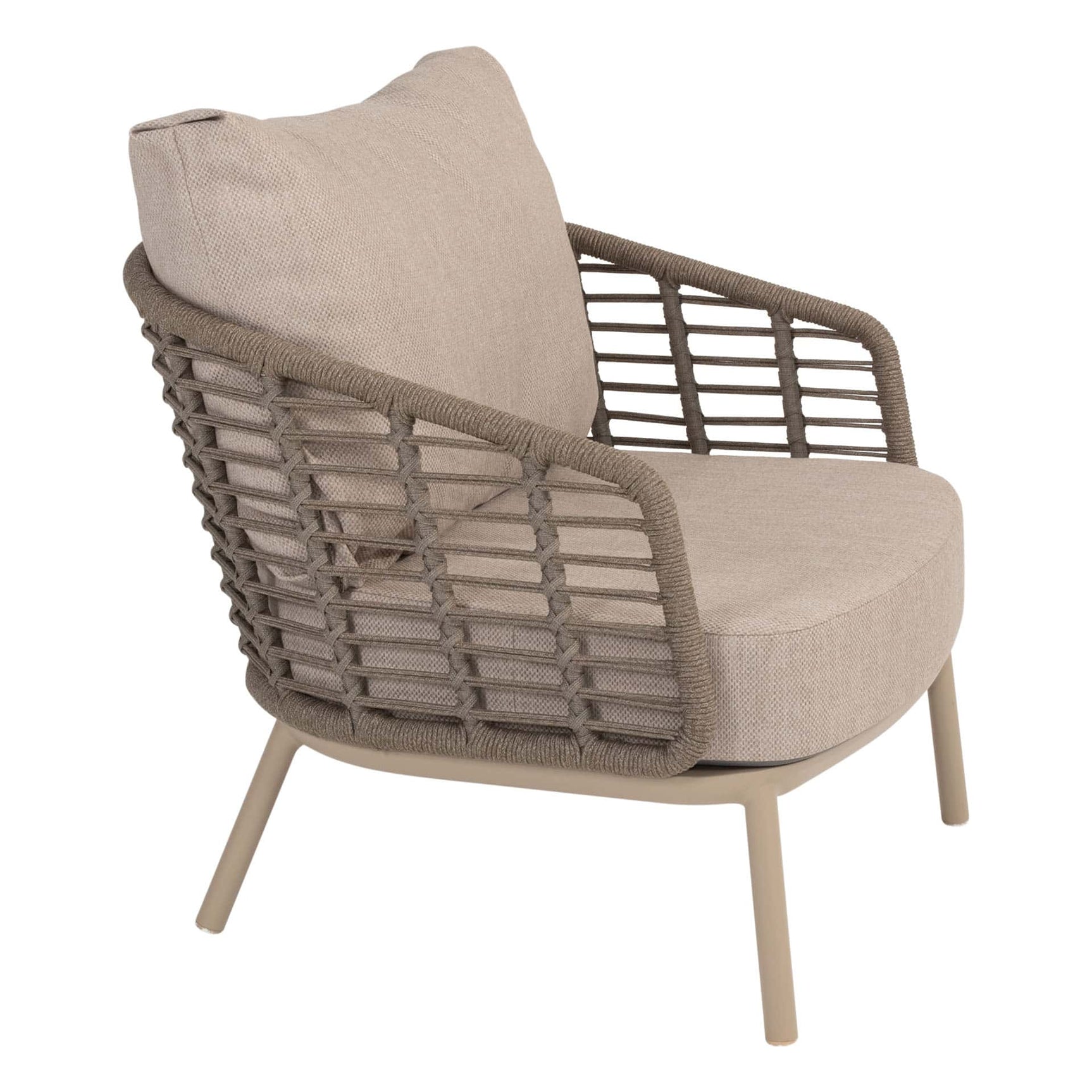 Beige lounge stoel met ronde armleuningen, gevlochten zijkant en rugkussen