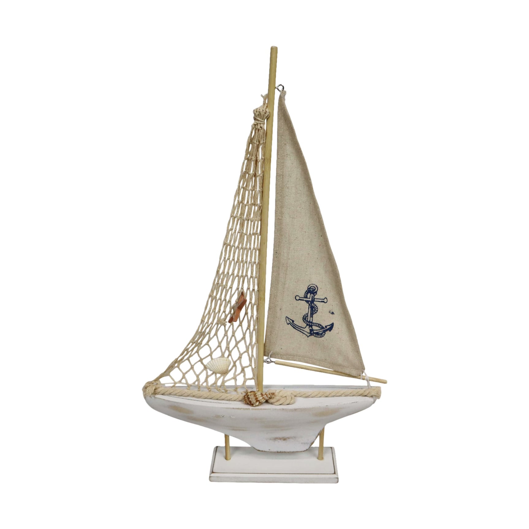 Boot van licht hout met zeil van stof en net, blauw ankerdetail