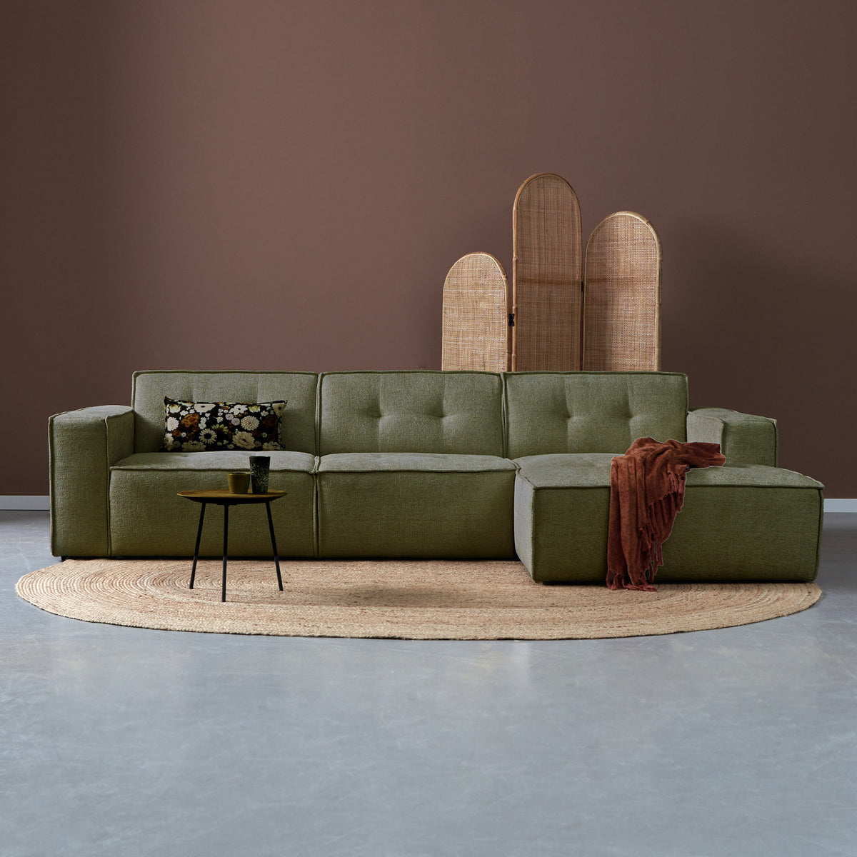 Rechter chaise longue bank, groen gestoffeerd met lage rug en sierkussens