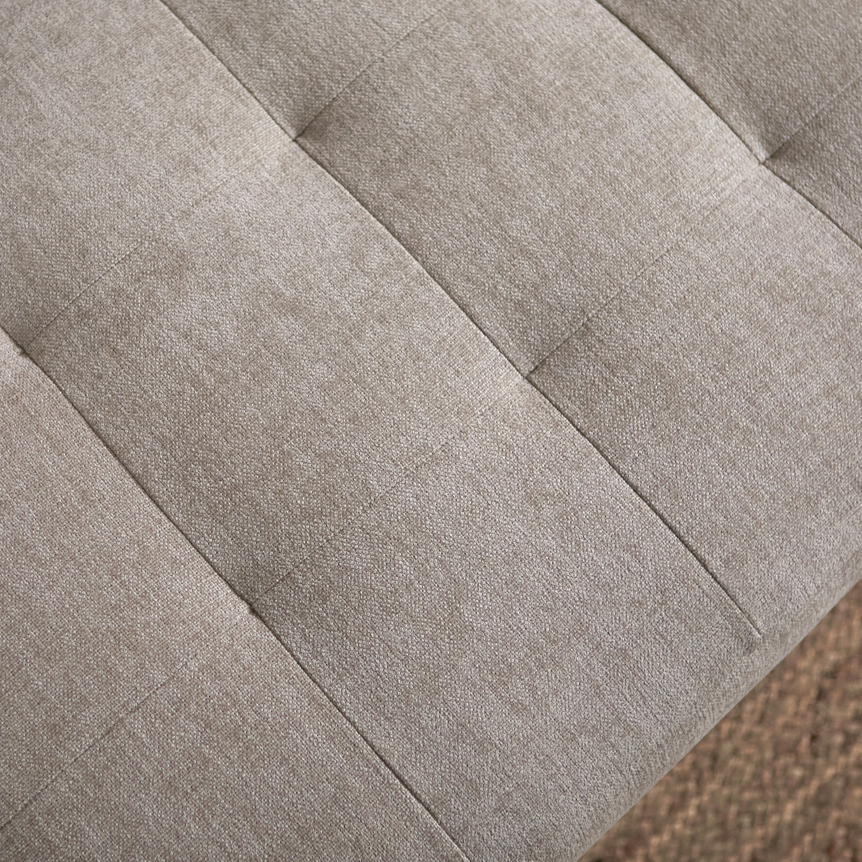 Lichtbeige bankzitting met strakke stiksels en gedetailleerde naden