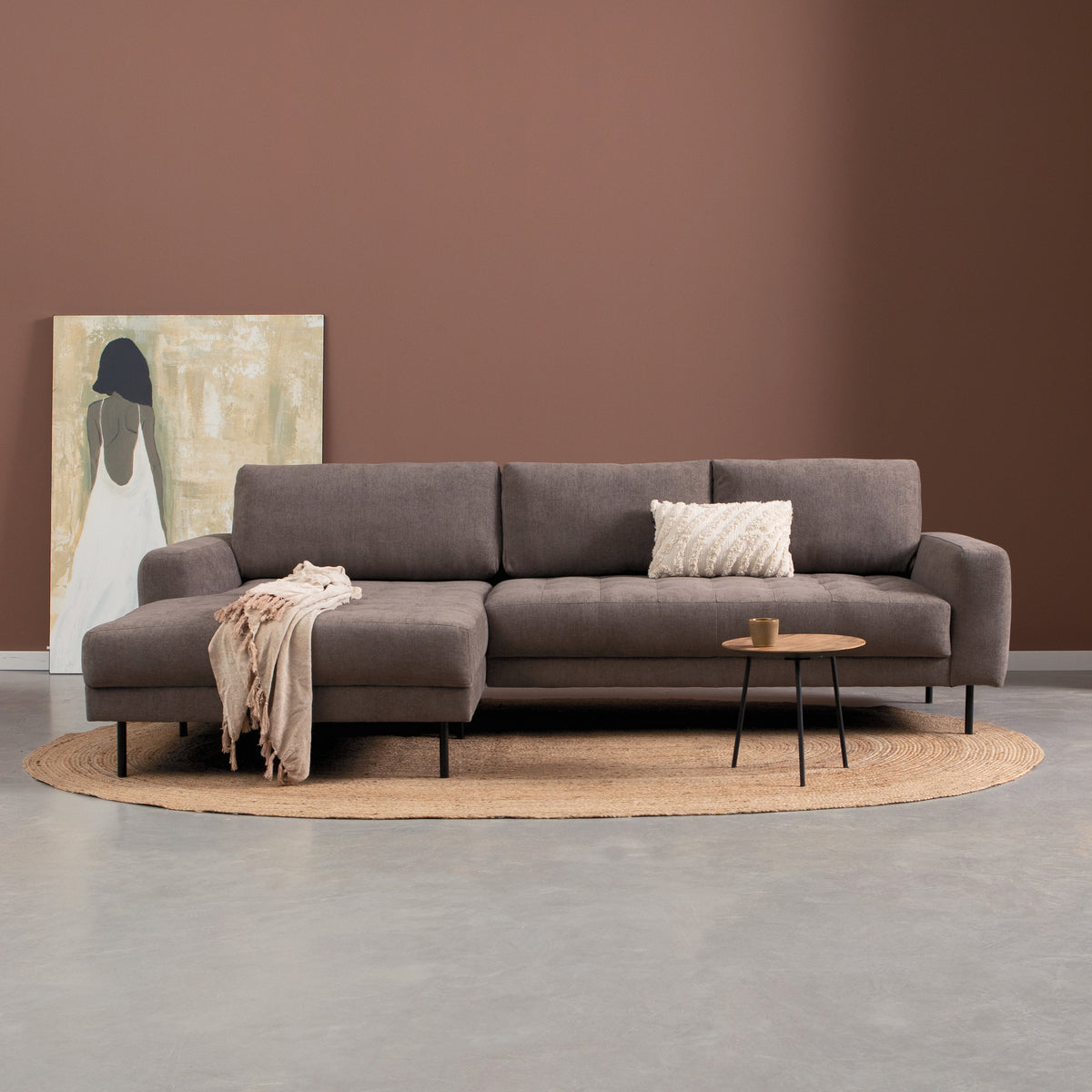 Donkergrijze hoekbank met chaise longue links, lage armleuningen en losse sierkussens