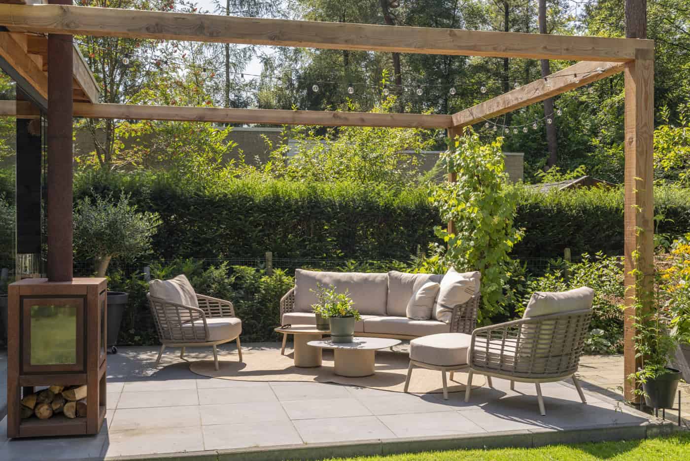 Beige loungeset met 3-zits loungebank en twee lounge stoelen op terras