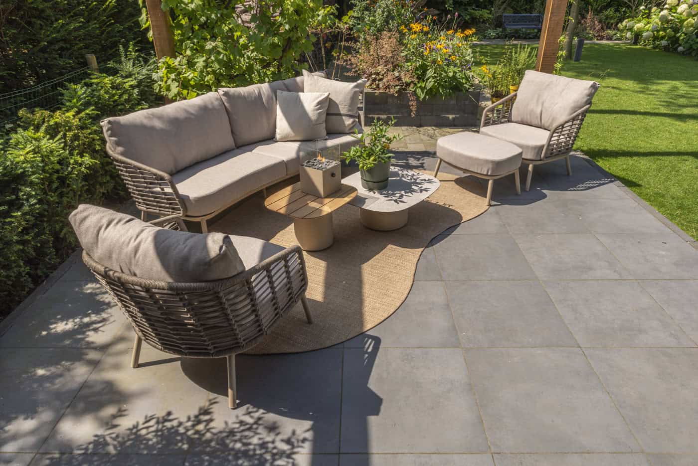 Beige loungeset met loungebank en twee lounge stoelen met hoge rugkussens