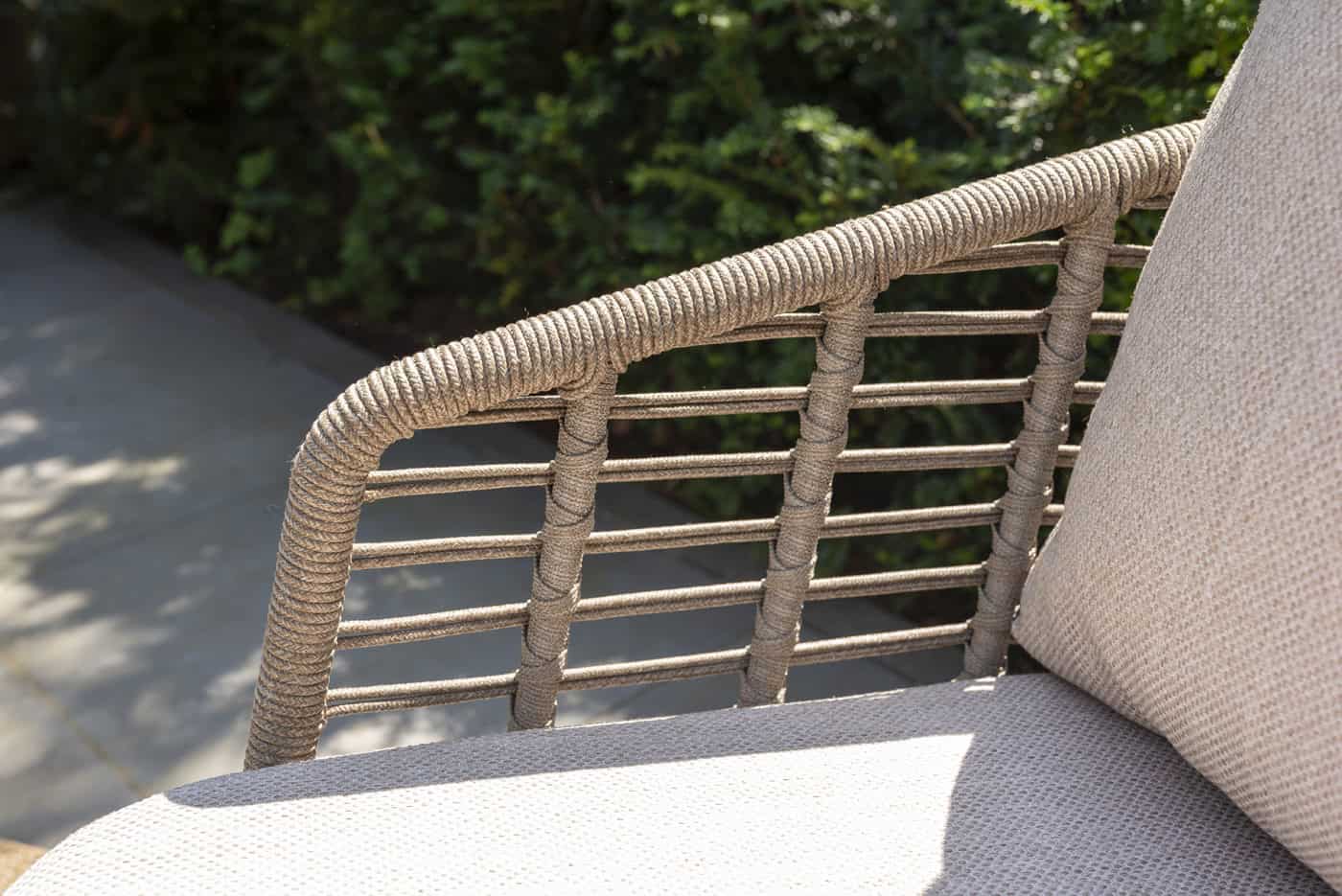 Beige lounge stoel: gevlochten kunststof frame en beige zitkussen