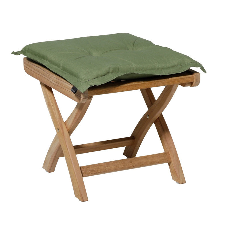 Groen zitkussen met knoopdetails, op houten kruk