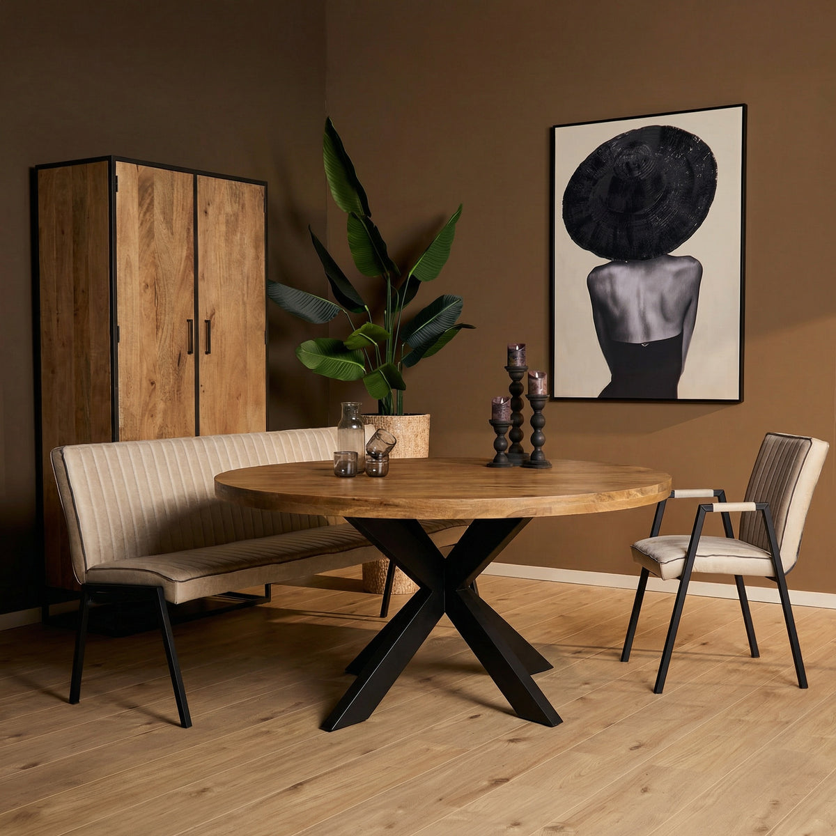 Ronde eettafel met licht houten blad en zwart X-poot onderstel