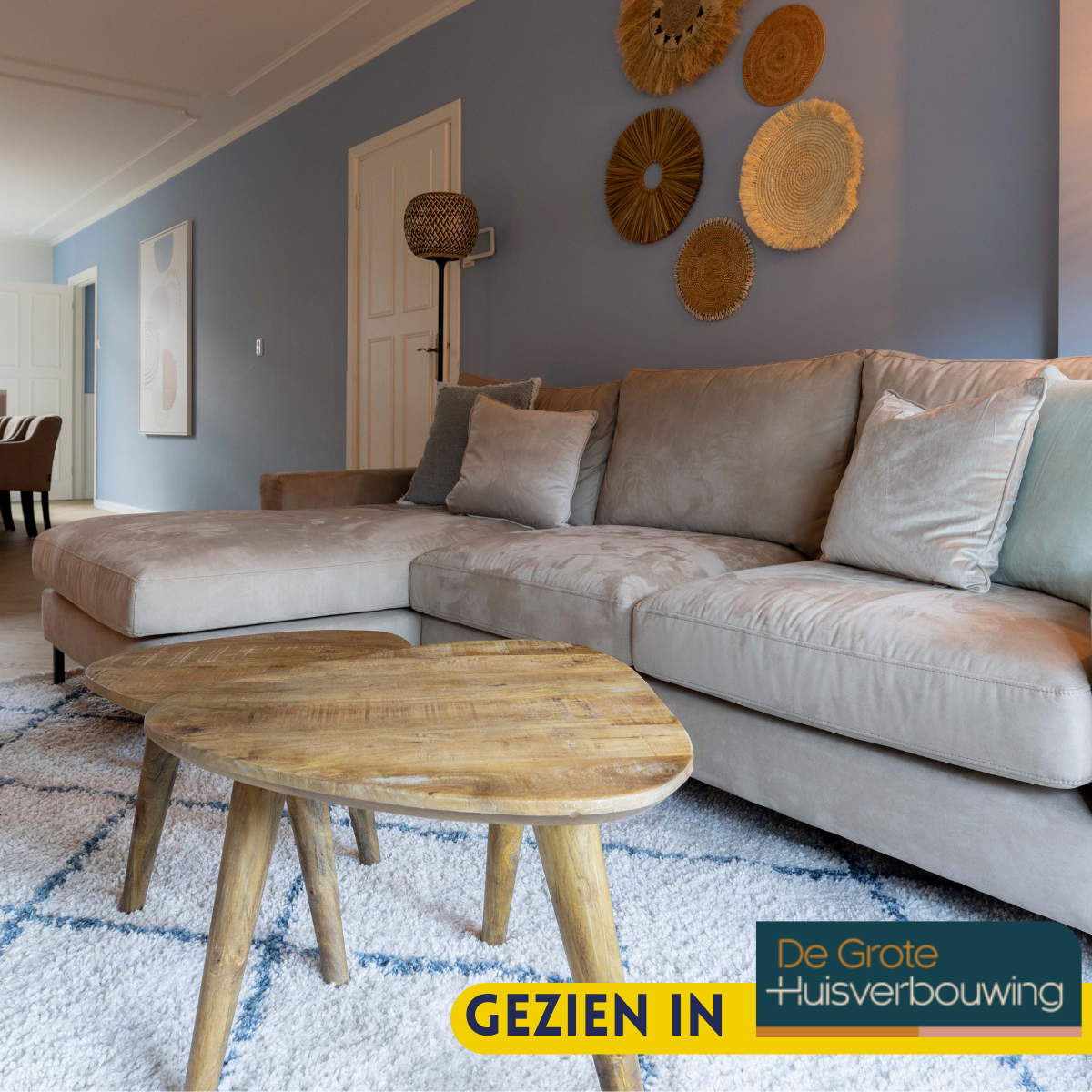 Nestbare set van 2 ronde salontafels in bruin hout met slanke houten poten.