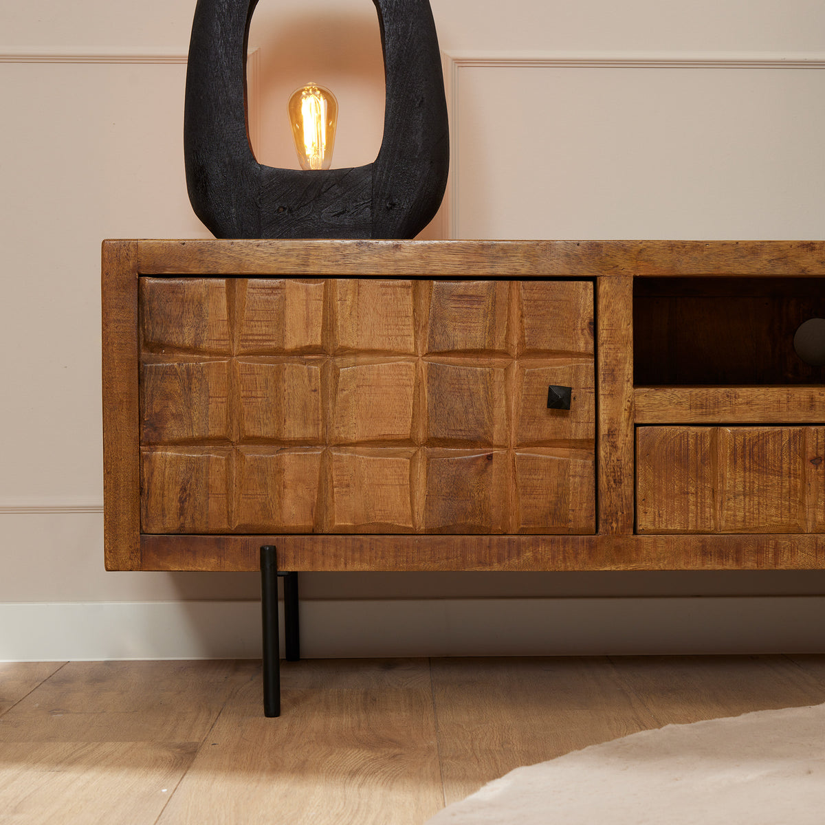 tv-meubel Brandy met geruit front en zwarte knop op lade