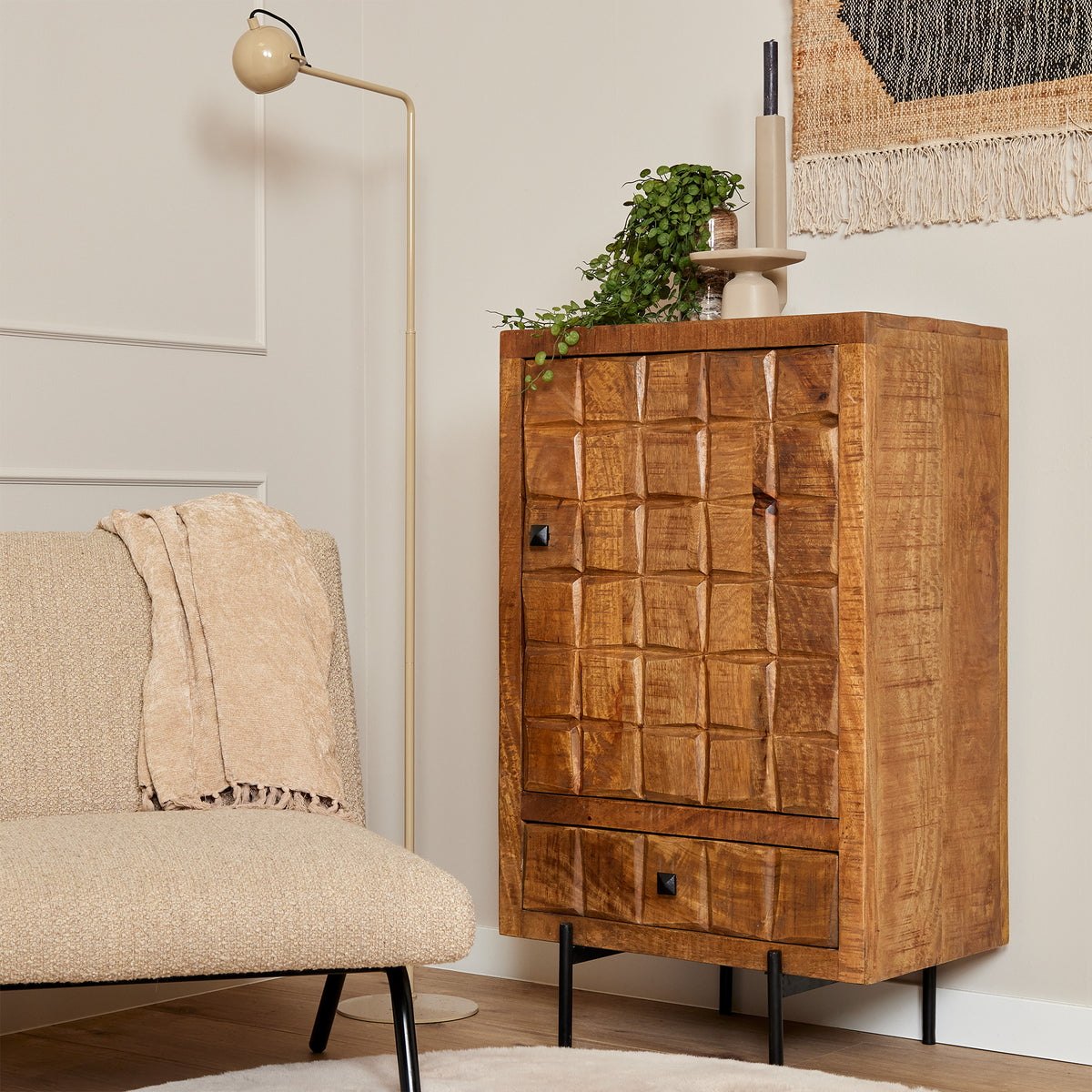 Houten kast met 1 deur en 1 lade, bruin reliëffront, op zwarte pootjes.