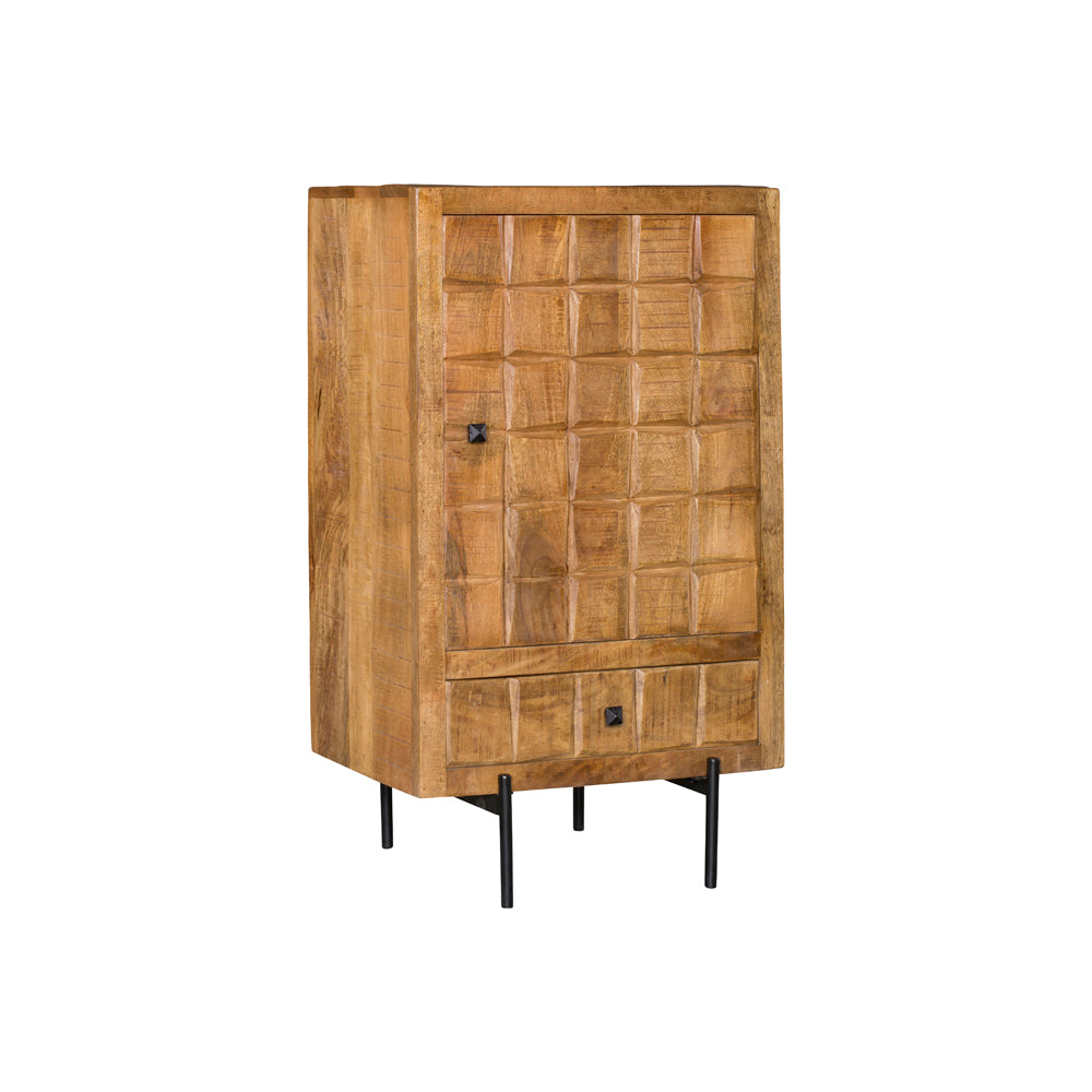 Houten kast met reliëfdeur, bruine afwerking en zwarte pootjes.
