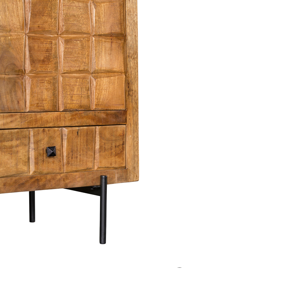 Houten kastfront met reliëf en zwart ladegreepje, bruine afwerking.