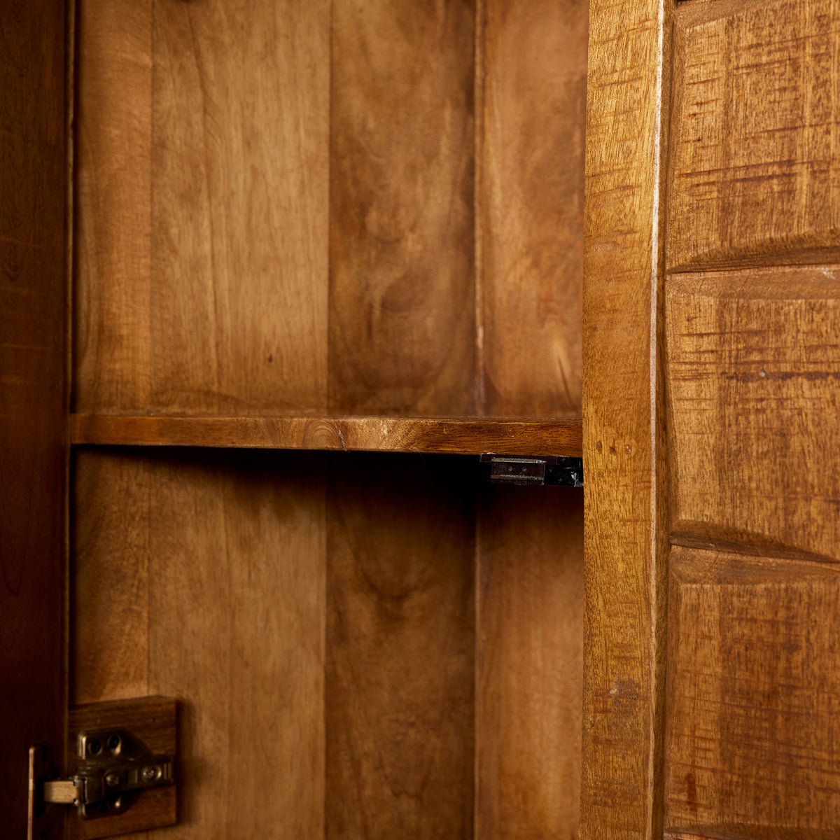 Houten kast met open schapgedeelte achter 2 deuren, bruin hout en zwarte sluiting