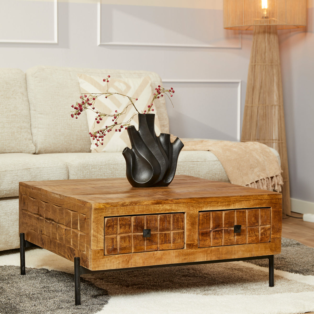 Houten salontafel met twee laden, zwarte poten en messingbruine houtstructuur